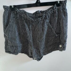 Time and Tru XXL (20) black and white pinstripe shorts